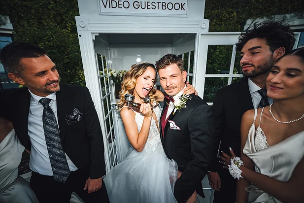 Guestbook video nuntă, mireasa și mirele lasă un mesaj cu telefon Memoring Guestbook video nuntă, mireasa și mirele lasă un mesaj cu telefon Memoring